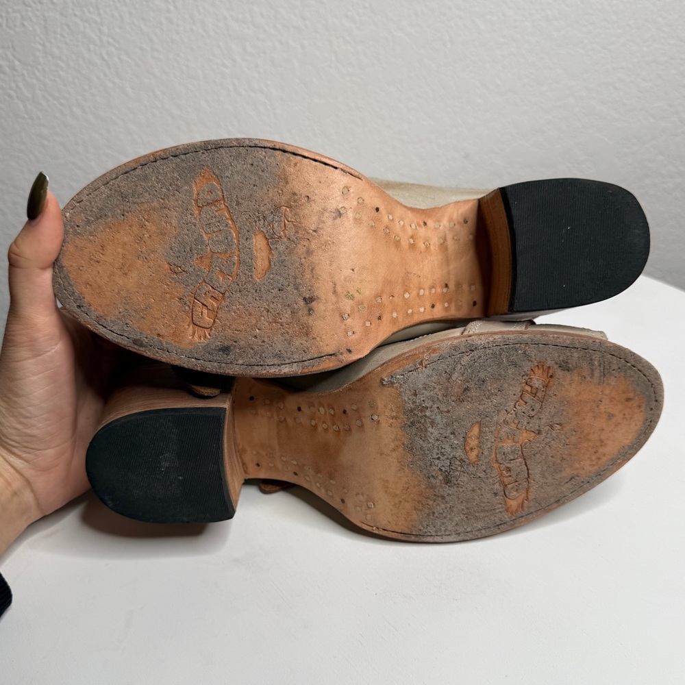 Freebird by Steven Caprice Cream Leather Buckle Strap Distressed Sandals Size 9 - Picture 6 of 7